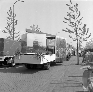 846472 Afbeelding van een praalwagen van N.S. / Van Gend & Loos tijdens de Bevrijdingsoptocht te Utrecht.